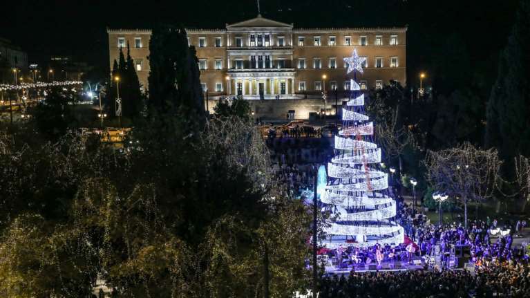 «Υιοθέτησε την Πόλη σου»: Η Αθήνα φωταγωγείται όσο ποτέ στο παρελθόν
