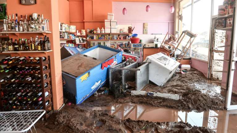 Μινι μάρκετ έγινε «χωματερή» στην Κινέτα - Φωτο