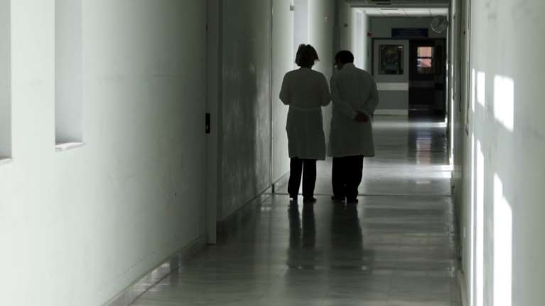 Χειροπέδες σε γιατρό για φακελάκι - Ζήτησε από έγκυο 500 ευρώ σε νοσοκομείο της Αθήνας