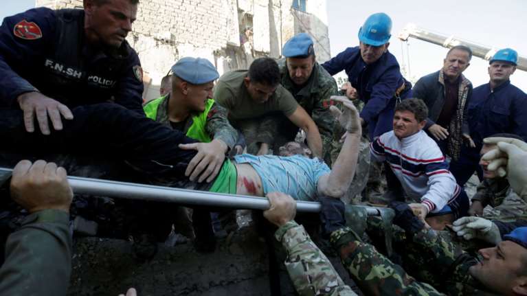 6,4 Ρίχτερ στην Αλβανία: Τουλάχιστον 1O νεκροί και 400 τραυματίες