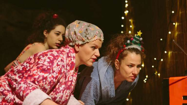 Λουόμενες: Ιαματικά λουτρά με φόντο το Παγκράτι