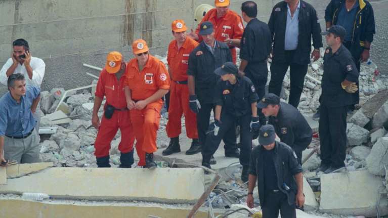 Κλιμάκιο της ΕΜΑΚ σπεύδει στην Αλβανία - Στα Τίρανα ο Δένδιας