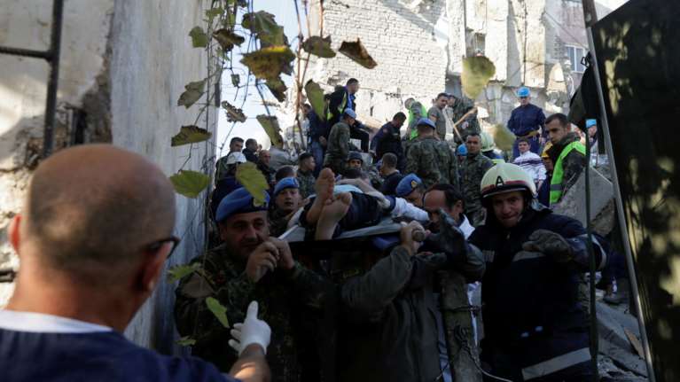 Αλβανία: «Ο σεισμός δεν σταματούσε, άρπαξα το χέρι της γυναίκας μου...»