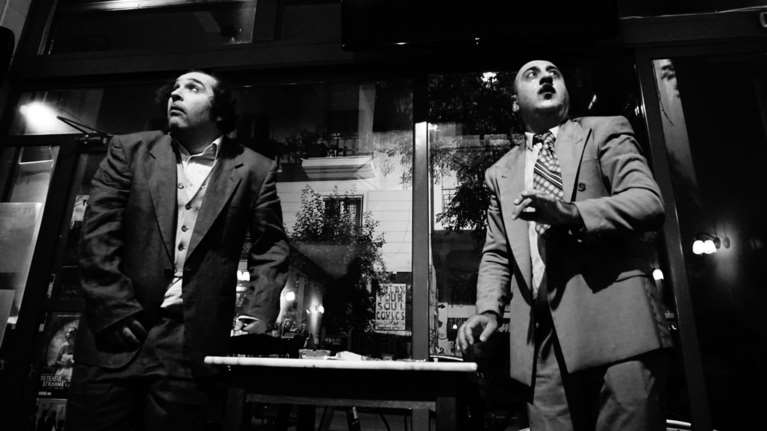 Μια παράσταση σε ένα καφενείο στα Εξάρχεια με τάβλι και μεζέ