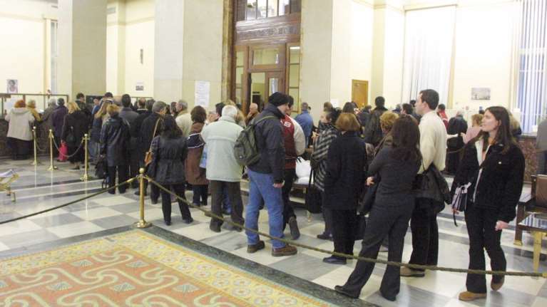 Έρευνα ΣΕΛΠΕ: Σε λογαριασμούς &amp; φόρους το 80% του εισοδήματος μας