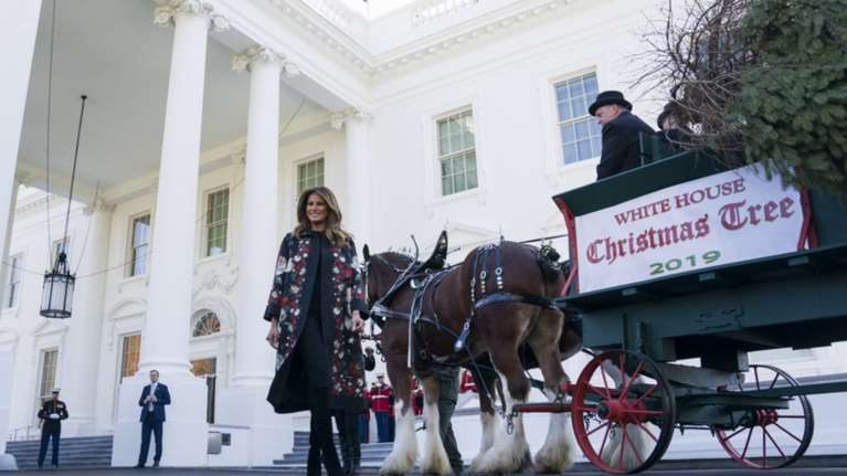 Η Μελάνια Τραμπ υποδέχεται το τεράστιο δέντρο σε ...live streaming
