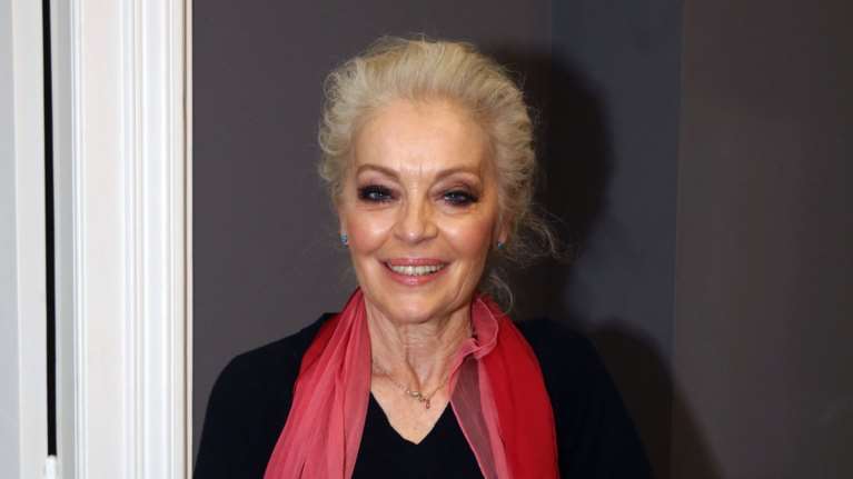 H Μαρία Αλιφέρη βγάζει selfie και δίνει μαθήματα coolness στα 73 της