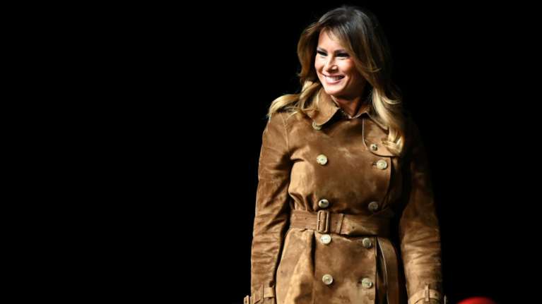 Μελάνια Τραμπ: Πώς συνδύασε τρεις τάσεις της σεζόν σε μία σούπερ εμφάνιση