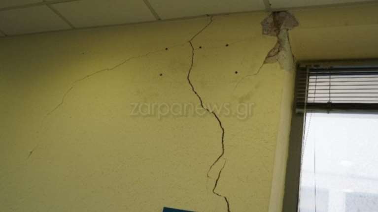 Χανιά: Έκλεισε η Εφορία μετά το σεισμό - &#39;Επεσαν σοβάδες, τεράστια ρωγμή