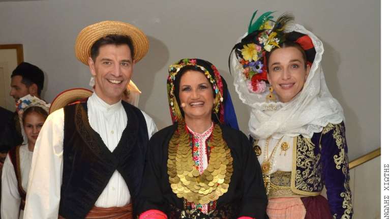 Πασίγνωστοι Αθηναίοι ντύθηκαν Καραγκούνηδες και Σαρακατσάνησες