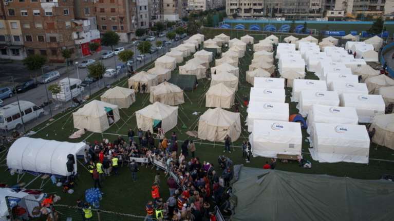 Χάος στην Αλβανία - Σε πρόχειρες σκηνές χιλιάδες σεισμόπληκτοι