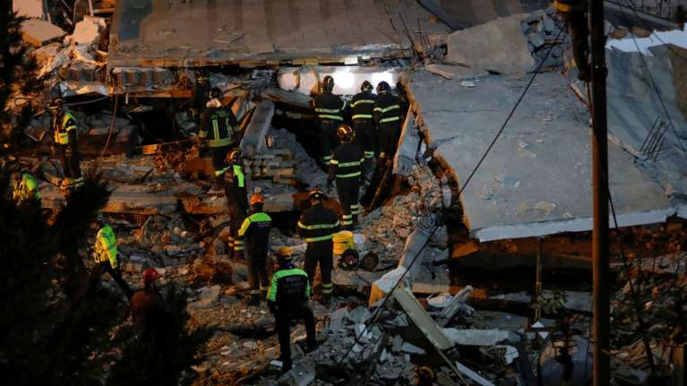 Αλβανία: Τραγικές ιστορίες στα ερείπια του φονικού σεισμού