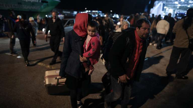 Στον Πειραιά φτάνουν άλλοι 72 πρόσφυγες από νησιά του Αιγαίου