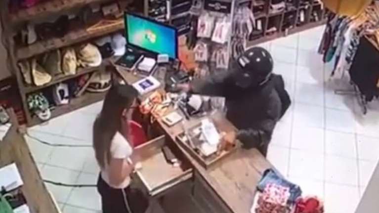 Βίντεο-σοκ: Ληστής στη Βραζιλία πυροβολεί εν ψυχρώ ταμία