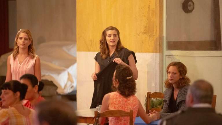 Άγριες μέλισσες: Πρωταγωνίστρια αποκαλύπτει ότι ακόμα δεν έχει πληρωθεί