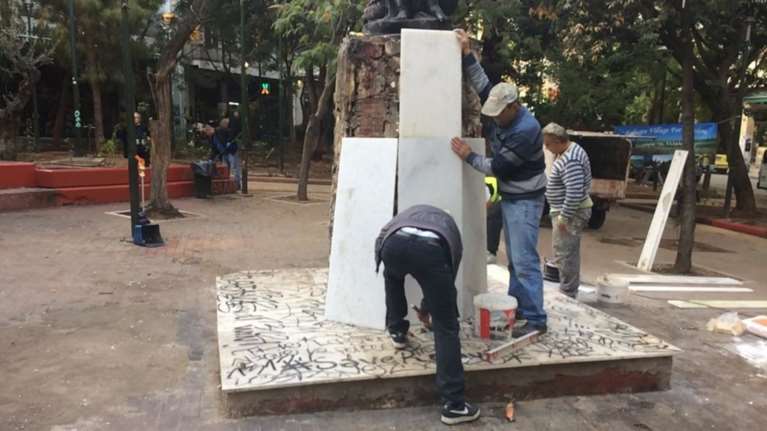 Επιτέλους: Καθάρισαν και στόλισαν την πλατεία Εξαρχείων