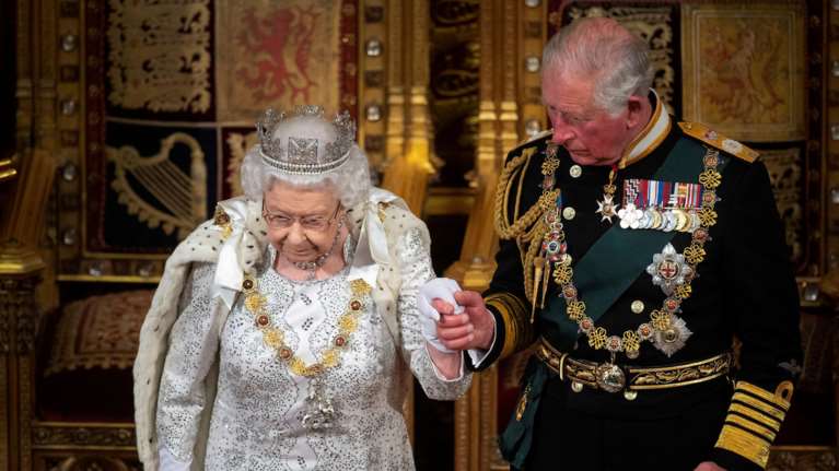 Tέλος εποχής: Η βασίλισσα παραιτείται - Ο Κάρολος σε ρόλο αντιβασιλέα