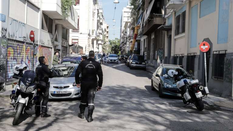 Σε αυτό το διαμέρισμα στα Εξάρχεια βρέθηκε η οπλοβομβίδα [φωτό]