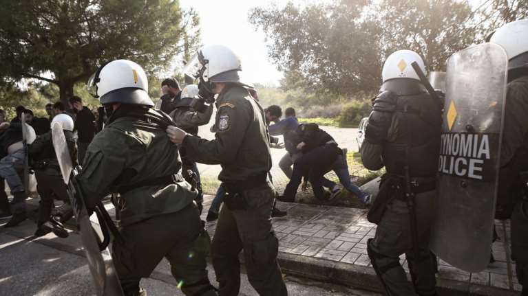 Άγρια σύγκρουση φοιτητών - ΜΑΤ στο Καβούρι: Χημικά και τραυματίες