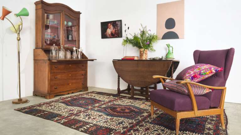 Παλιά και design έπιπλα μαζί σε μια πρωτότυπη έκθεση