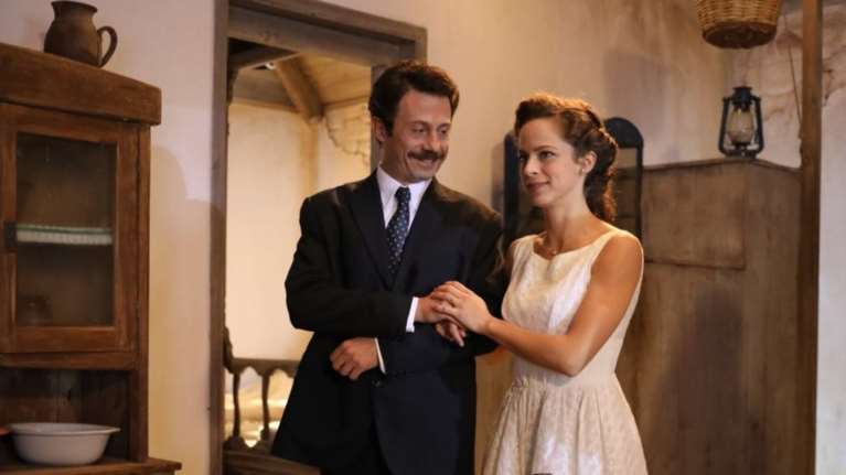 Άγριες Μέλισσες: Σήμερα γάμος γίνεται -η Ασημίνα νύφη με μίντι λευκό φόρεμα