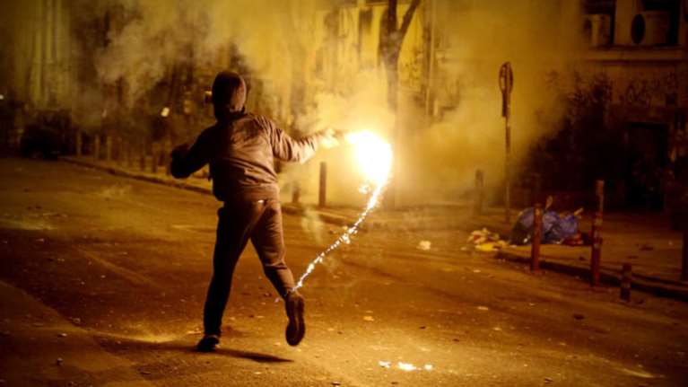 Ακόμη μία επίθεση με μολότοφ στα ΜΑΤ στην Χαρ. Τρικούπη