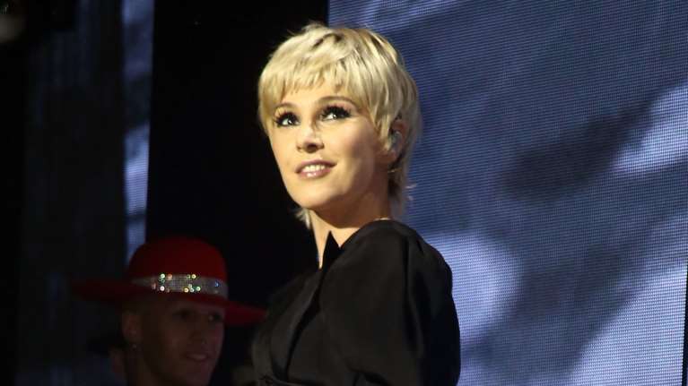 Τάμτα: Πρεμιέρα με κοντό πλατινέ μαλλί &amp; τον αγαπημένο της Πάρη Κασιδόκωστα