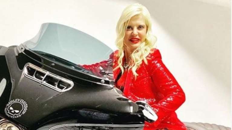 Η Μαρίνα Πατούλη ποζάρει σε μεγάλη μηχανή με παγιέτες &amp; ψηλοτάκουνες μπότες