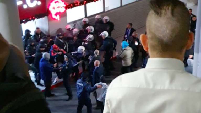 Επεισόδια στο Καραϊσκάκη, επίθεση στους παίκτες του ΠΑΟΚ [βίντεο]