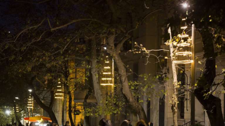 Παπαστράτος: Πιο φωτεινά Χριστούγεννα, στολίζει την Αρεοπαγίτου