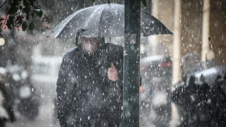 Βροχές, πτώση της θερμοκρασίας και χιόνια