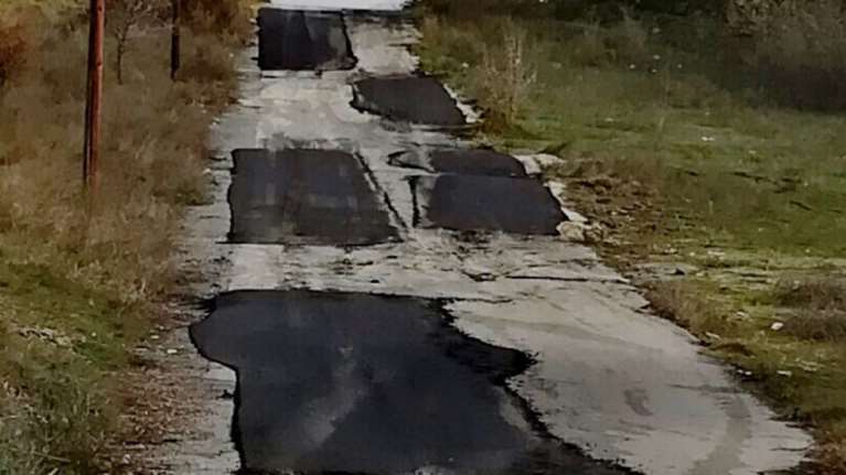 Κοζάνη: Εφτιαξαν δρόμο με... ατέλειωτα μπαλώματα [εικόνες]