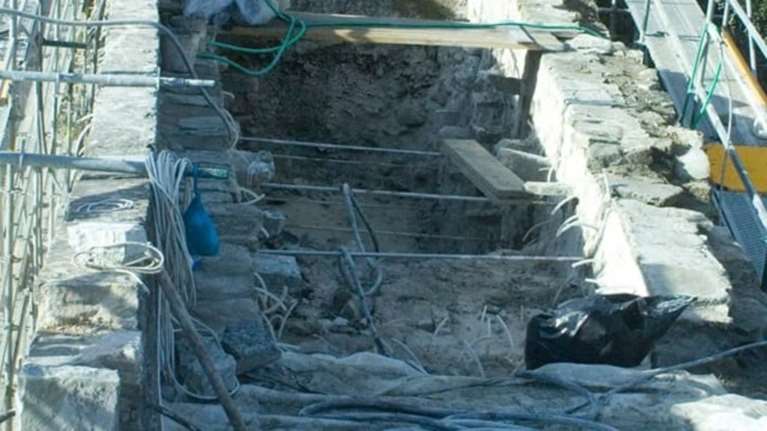 Προχωρούν οι εργασίες για το ιστορικό γεφύρι της Πλάκας