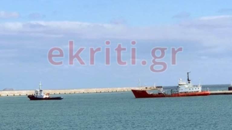 Ηράκλειο: Απομακρύνθηκε πλοίο μετά από 3 χρόνια εγκατάλειψης