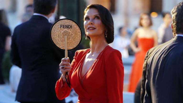 Κάθριν Ζέτα Τζόουνς: Στα 50 της ποζάρει χωρίς μακιγιάζ και χωρίς φίλτρα