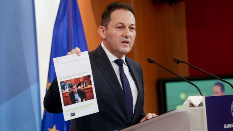 Ο Πέτσας βγάζει «στη σέντρα» τον Τσακαλώτο για το μέρισμα