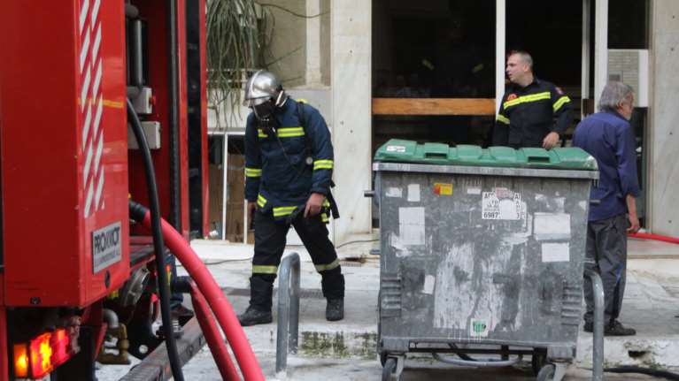 Φωτιά στην Πλάκα - Απεγκλωβίστηκε ένα άτομο