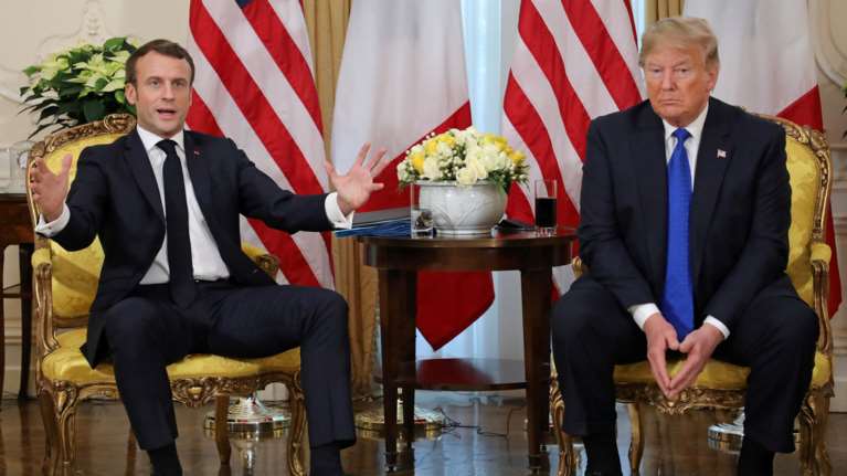 Απίστευτες ατάκες on camera μεταξύ Μακρόν και Τραμπ