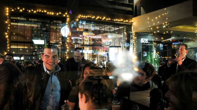 Ο Αλέξης Τσιπρας με δερμάτινο μπουφάν σε μπαρ με νέους