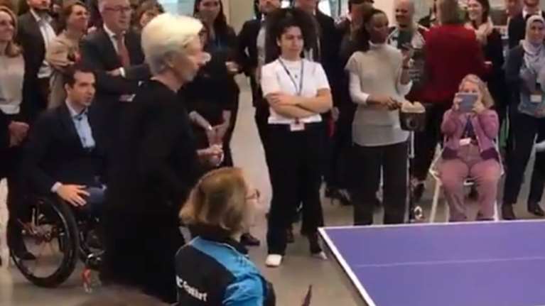 Η Κριστίν Λαγκάρντ παίζει πινγκ πονγκ με ταγιέρ