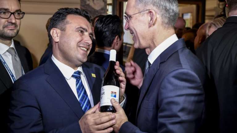 Βορειομακεδονίτικο κρασί πρόσφερε ο Ζάεφ στον γγ του ΝΑΤΟ