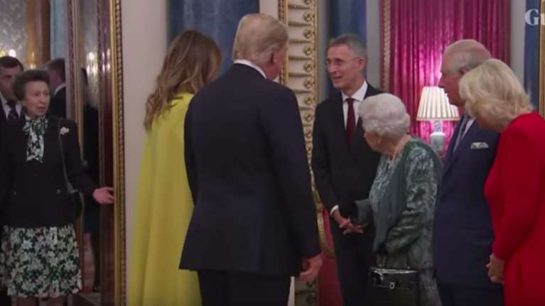 Βίντεο: Η πριγκίπισσα Άννα σνομπάρει τον Τραμπ - Η αντίδραση της Ελισάβετ