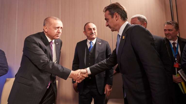 Το βλοσυρό ύφος Ερντογάν στις πρώτες φωτο από τη συνάντηση με Μητσοτάκη