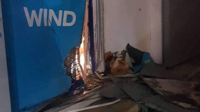 Μενίδι: Μπούκαραν με όχημα σε μαγαζί ειδών κινητής τηλεφωνίας