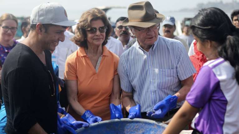 Οι βασιλείς της Σουηδίας καθαρίζουν τις ακτές του Μουμπάι