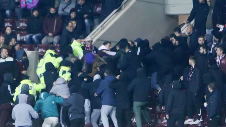 Λάρισα - Χαμός στο γήπεδο: Επιτέθηκαν στον Κούγια, τον έριξαν κάτω [βίντεο]