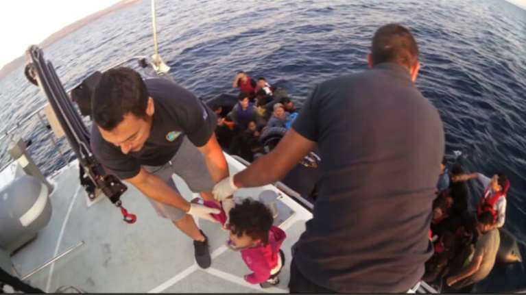 Καρέ καρέ διάσωση προσφύγων στη θάλασσα από το Λιμενικό [βίντεο]