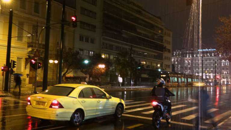 Ενα κιλό χασίς και μαχαίρια σε ταξί έξω από την ΑΣΟΕΕ