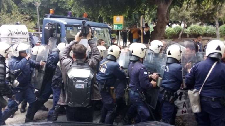 Ηράκλειο: Επεισόδια με αγρότες και δακρυγόνα στο Επιμελητήριο [εικόνες]