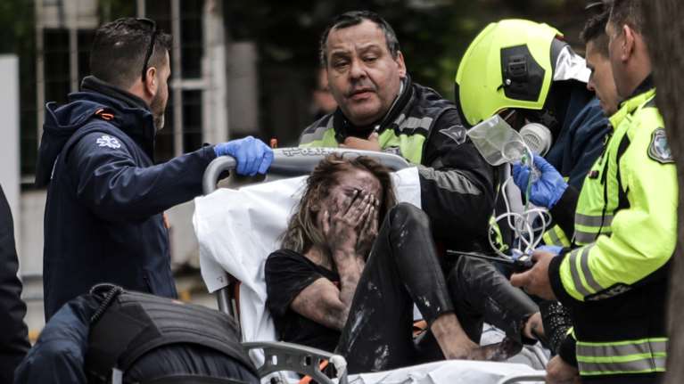 Φωτιά στη Συγγρού: Διασωληνώθηκε 24χρονη, απεγκλωβίστηκαν 20